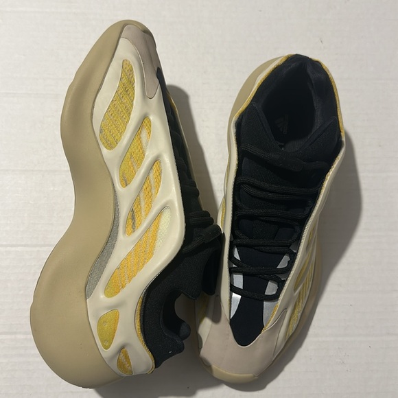 Adidas Yeezy700 V3 Safflower - Picture 7 of 9